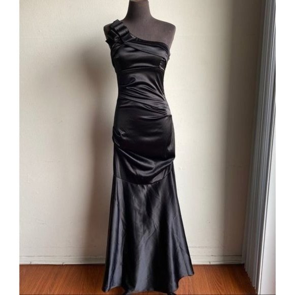 Betsy & Adam Dresses & Skirts - Betsy & Adam sz 8 one shoulder mermaid gown